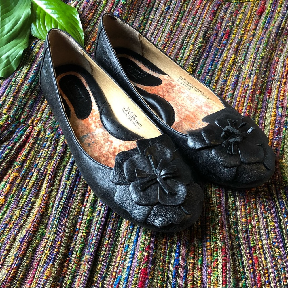 Born Black Leather Flat W/ Flower Detail Size 6.5